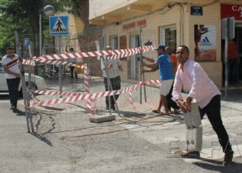 fotosmelilla 2015 09 12 P 6 11 Comerciantes del Real retiran vallas de las obras para protestar