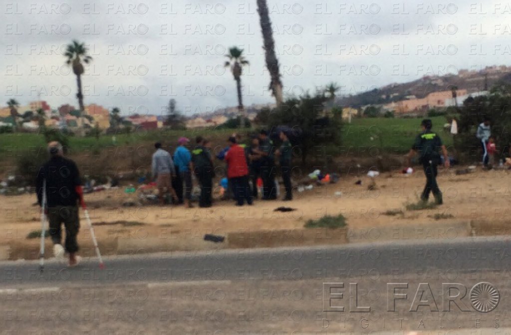 Residentes sirios del CETI y magrebíes se lanzan piedras a las puertas del centro