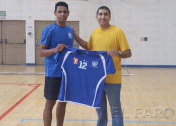 El jugador brasileño, a la izquierda, junto al presidente del CV Melilla.