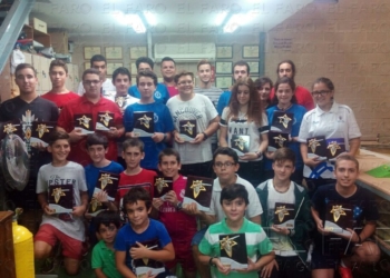 Todos los campeones con sus respectivos trofeos en la entrega de trofeos que se realizó en la galería de tiro mosqueteros.