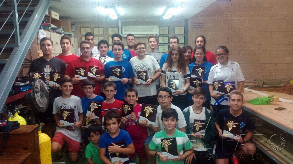 Todos los campeones con sus respectivos trofeos en la entrega de trofeos que se realizó en la galería de tiro mosqueteros.