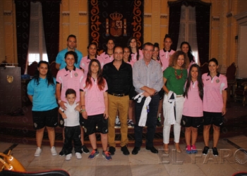 fotosmelilla 2015 10 09 DEPO 25 02 El Torreblanca FS visita el Palacio de la Asamblea antes de su debut local