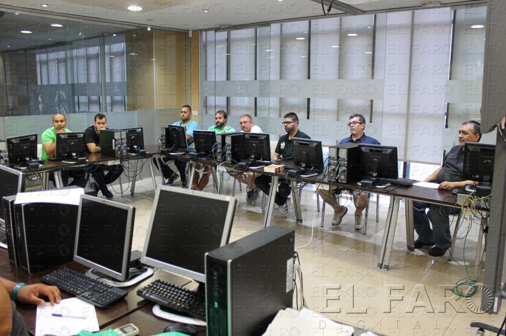 Momento de la reunión con los representantes de todos los equipos.