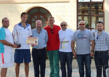 Representantes del Club Martímo, en la recogida del trofeo de campeón.