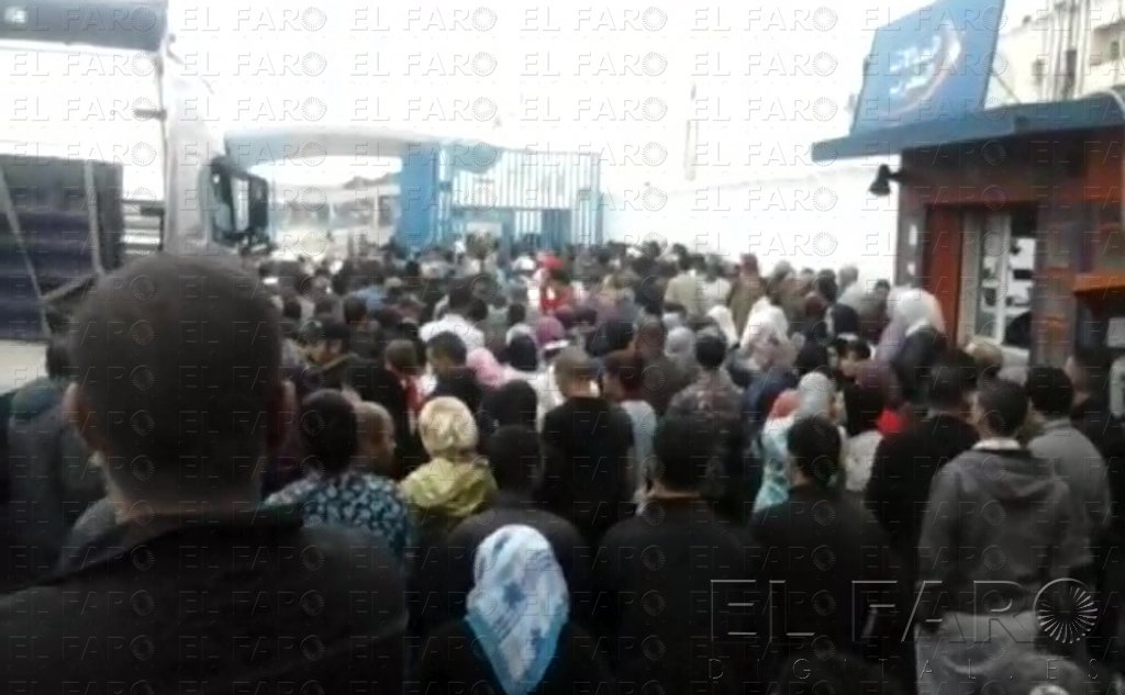 Una ‘avalancha’ de unos 80 sirios provoca el cierre de Beni Enzar