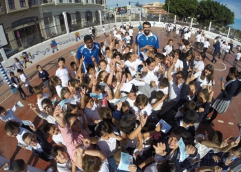 Los jugadores del Melilla Baloncesto, Sonseca y Edwards, desatan la locura en el Reyes Católicos