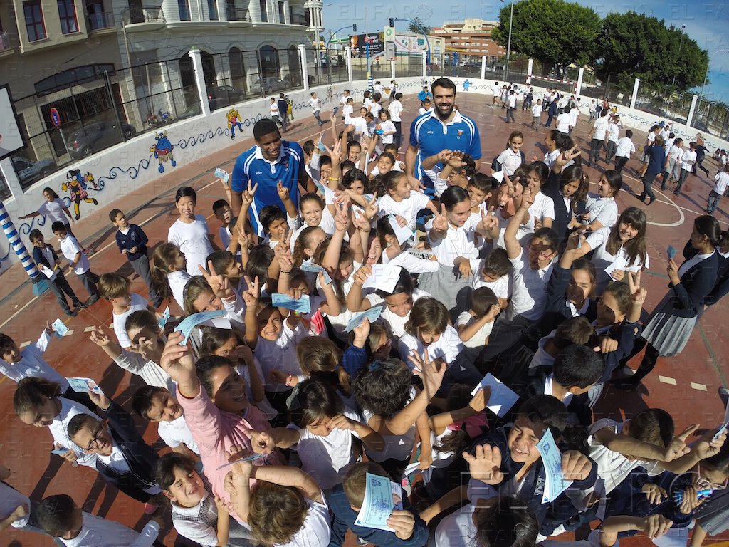 Los jugadores del Melilla Baloncesto, Sonseca y Edwards, desatan la locura en el Reyes Católicos