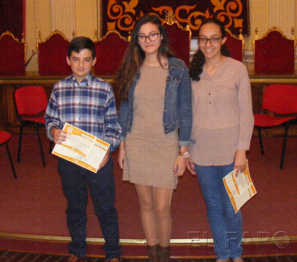 Los ganadores del certamen de redacción sobre violencia de género reciben sus premios