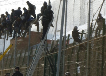 fotosmelilla 2015 11 22 dori 3 1 Un inmigrante en la UCI tras el intento de entrada de un centenar de subsaharianos