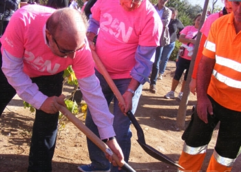 fotosmelilla 2015 11 23 antonio 04 A La sociedad melillense planta doce árboles como símbolo de convivencia