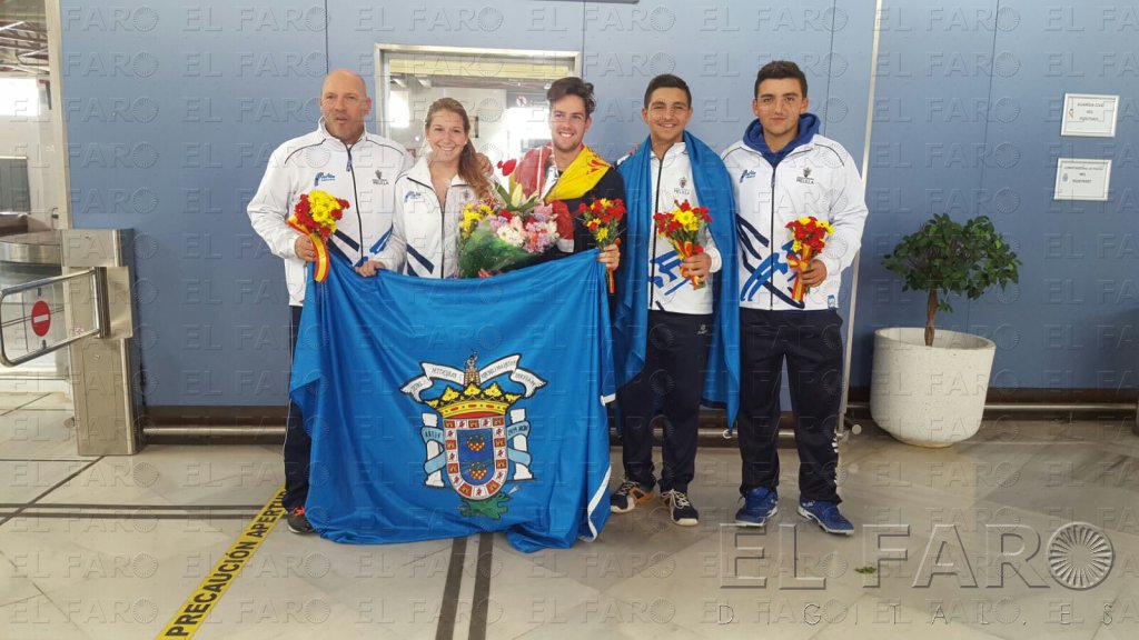 Familiares y amigos reciben como héroes a los campeones del Mundo