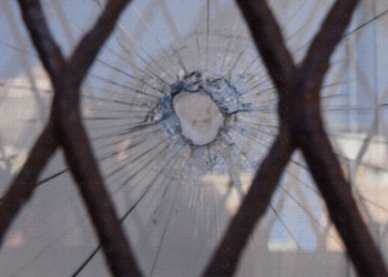 fotosmelilla 2015 11 26 dori 2 3 Susto en el colegio Mediterráneo tras hallar el disparo de un perdigón en una ventana