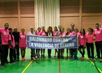 fotosmelilla 2015 11 27 DEPORTE MELILLA 28 01 Todo el balonmano melillense, contra la violencia de género