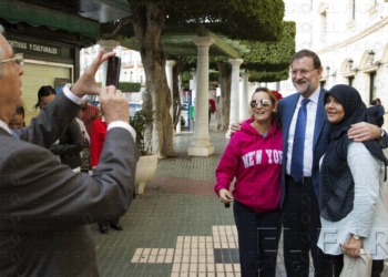 fotosmelilla 2015 12 04 dori 635847511326971858 Rajoy pasea mostrando su afecto a los melillenses y que es experto en ‘selfies’