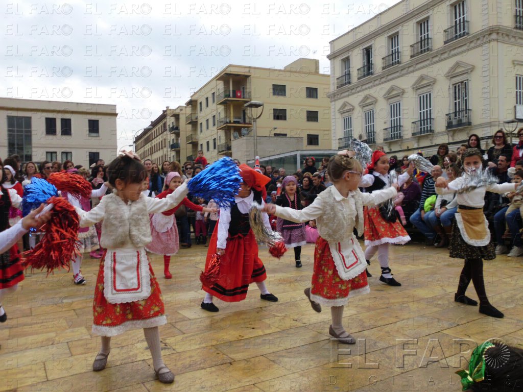 La Escuela de Danza celebra la Navidad en la plaza de las Culturas
