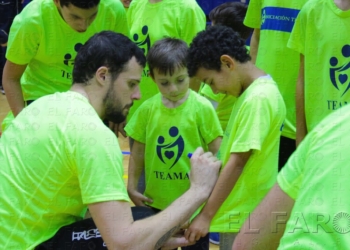 fotosmelilla 2015 12 16 DEPORTE MELILLA 30 03 Teama se viste de corto junto a la plantilla del Melilla Baloncesto