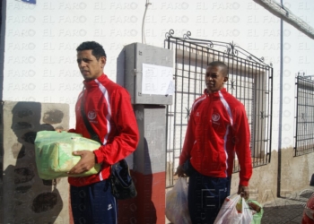 fotosmelilla 2015 12 20 depor 1 El CV Melilla entrega alimentos a Cáritas antes de viajar a Almería