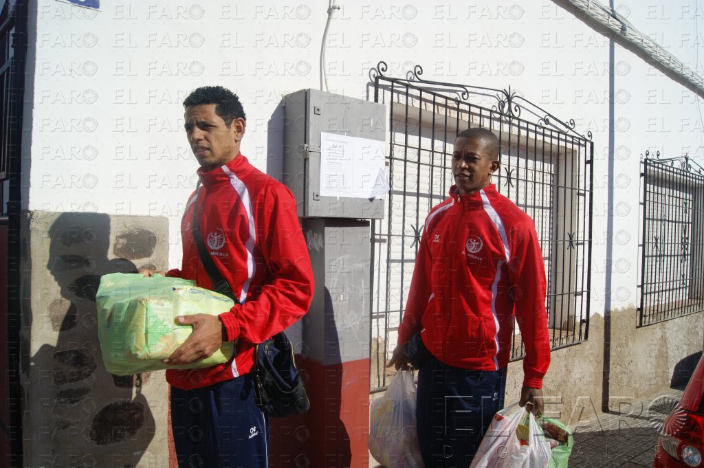 El CV Melilla entrega alimentos a Cáritas antes de viajar a Almería