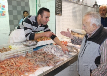 El ‘marisqueo’ de Navidad hace el agosto a los vendedores de pescado del Mercado Central