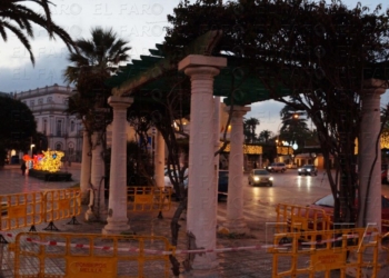 fotosmelilla 2015 12 26 P 8 1 Acordonan la pérgola de la Plaza de España tras la caída de un cascote