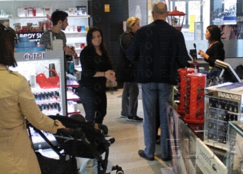 fotosmelilla 2015 12 28 P 2 1 La cercanía del día de Reyes anima las ventas de los negocios del centro