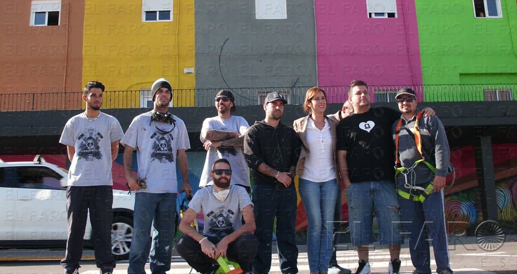 El antiguo balneario cambia su imagen con un gran grafiti intercultural hecho por jóvenes