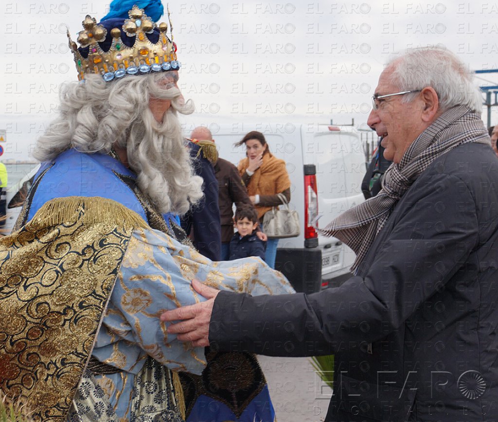 La lluvia y el viento respetan la visita de Melchor, Gaspar y Baltasar a Melilla