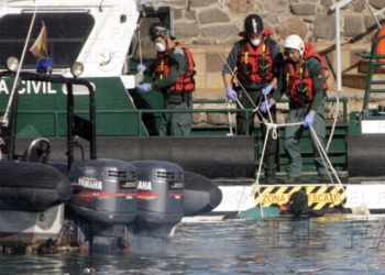 La Guardia Civil rescata el cuerpo de un magrebí frente al Club Marítimo