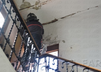 fotosmelilla 2016 02 02 manuel 08 01 Bomberos sanean en Castelar el interior de un edificio y apuntalan un balcón de otro