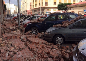 fotosmelilla 2016 02 08 dori 2 1 Una herida leve y ocho coches dañados tras la caída de un muro en el Industrial