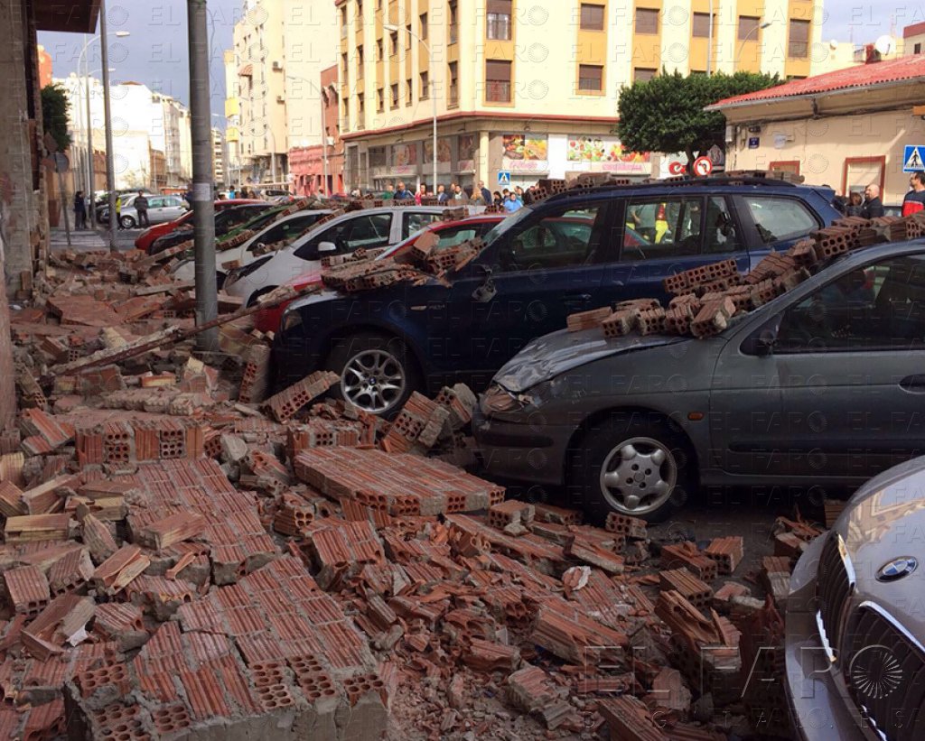 Una herida leve y ocho coches dañados tras la caída de un muro en el Industrial