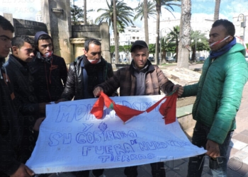 fotosmelilla 2016 02 16 manuel DSCN7342 Ocho marroquíes intentan quemar su bandera para no volver a Marruecos