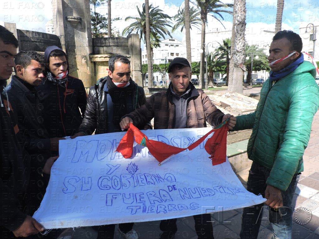 Ocho marroquíes intentan quemar su bandera para no volver a Marruecos