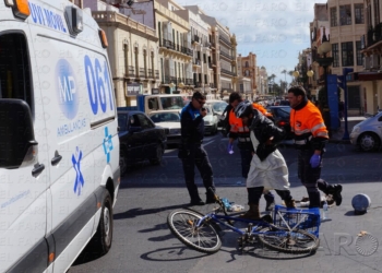 Arrolla a un ciclista al que deja herido     y se da la fuga ante decenas de testigos