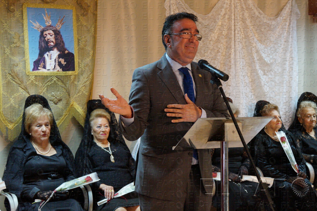 Miguel Ángel Guillén: “La mantilla realza la belleza solemne de una mujer”