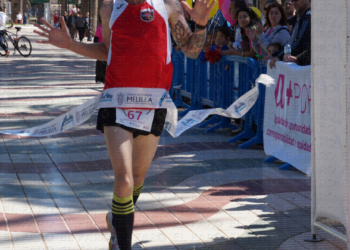 Benjamín Moreno gana en la Carrera de la Mujer de Melilla