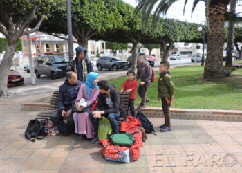 fotosceuta 2016 03 19 Melilla Manuel DSCN8450 Una familia numerosa, en la calle y sin sitio en el albergue por no estar empadronada