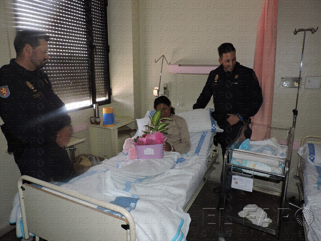 Los policías que auxiliaron a una mujer de parto acuden a visitarla al hospital