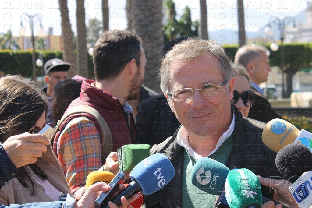 De Castro a Velázquez: “Me aburre desmentir a alguien que se define solo”