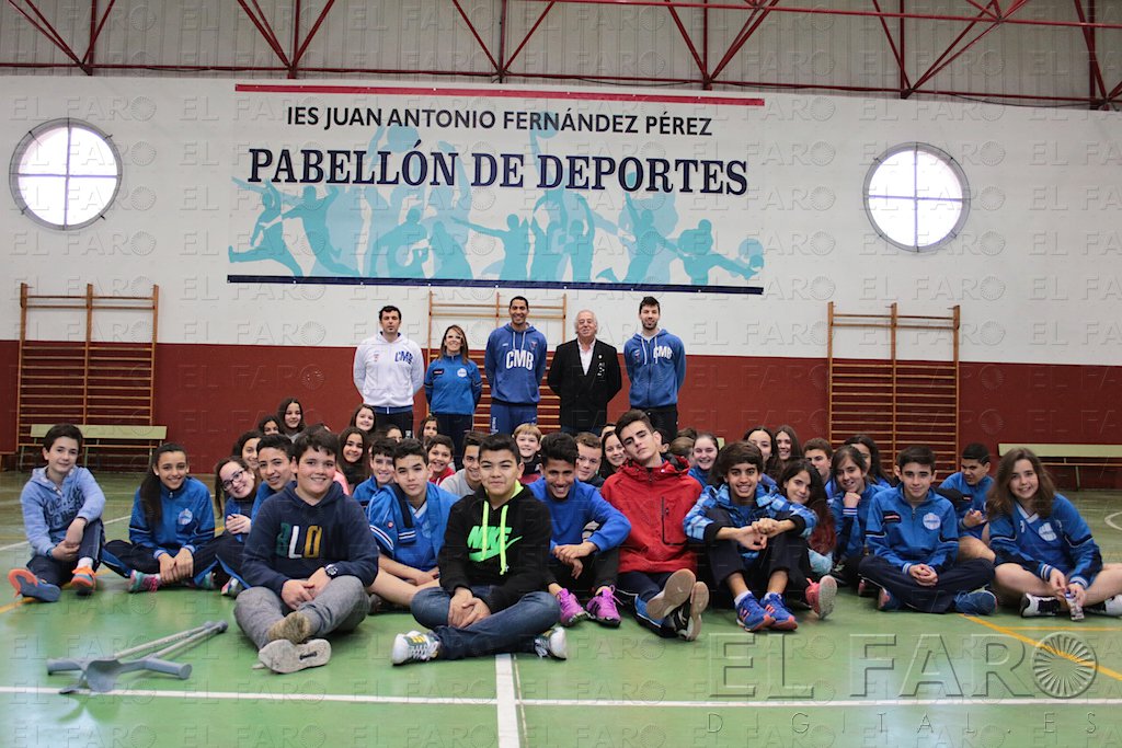 La plantilla del Melilla Baloncesto visita el Juan Antonio Fernández