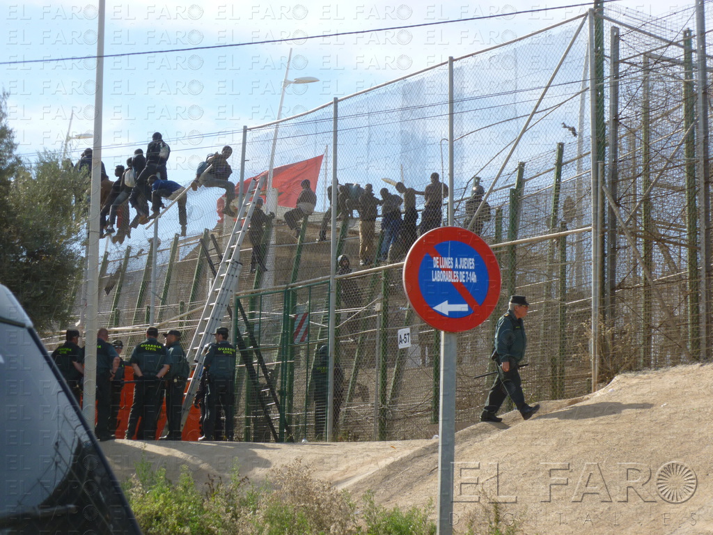 Ocho inmigrantes saltan la valla de Melilla