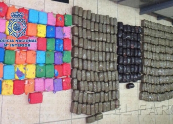 fotosceuta 2016 04 11 88 hachis Padre e hijo, detenidos con 88 kg de hachís en el maletero de su todoterreno