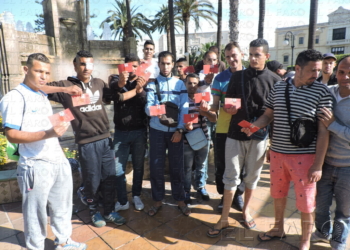 fotosceuta 2016 04 19 Melilla Manuel DSCN9040 Más de 20 argelinos del CETI reclaman en Plaza de España su salida a la península