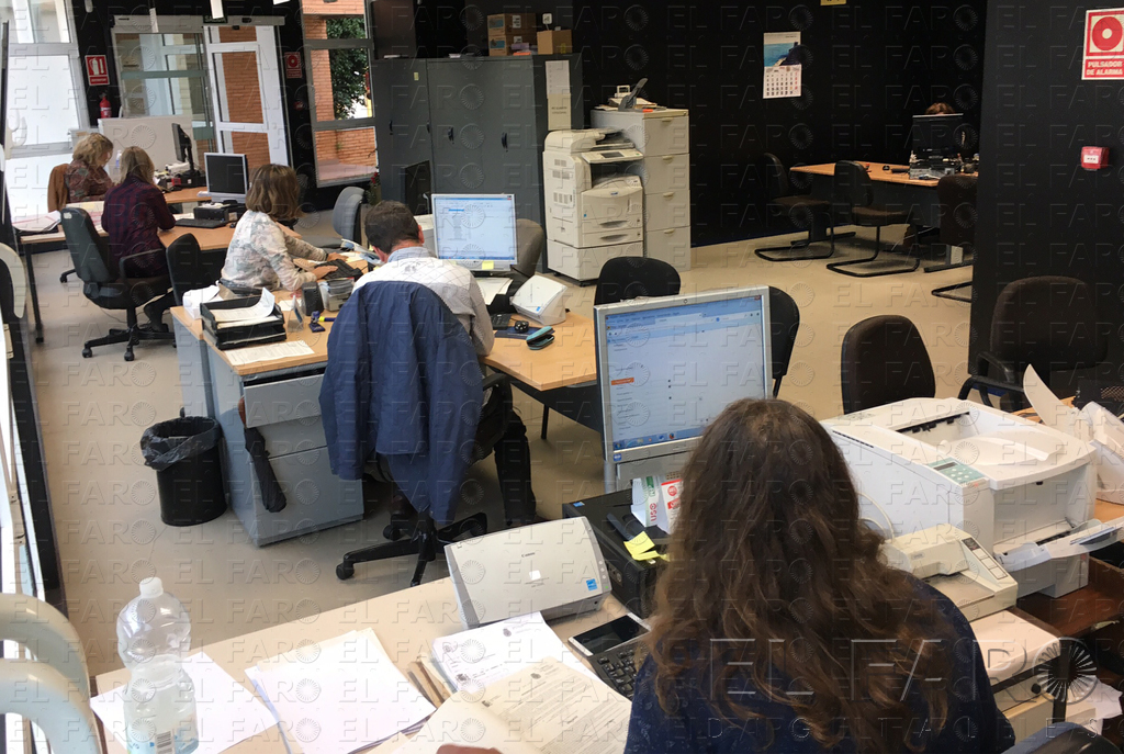 La oficina de Extranjería implanta las citas por internet y aumenta la plantilla para evitar colas