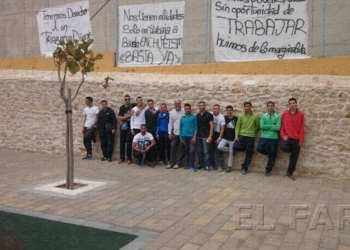fotosceuta 2016 04 29 Manuel Melilla IMG 1120 Jóvenes parados del Monte cuelgan pancartas reclamando un trabajo