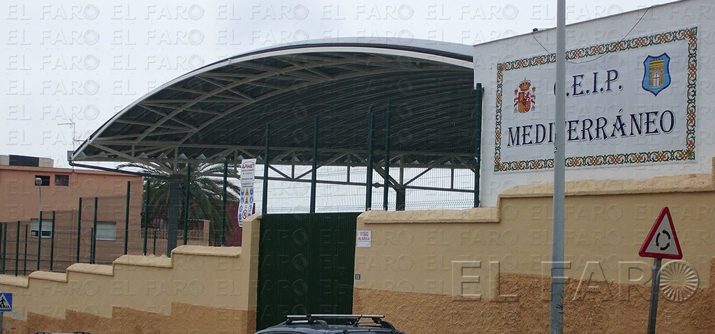 Educación invierte 15.000€ para construir otra cubierta en el patio del Mediterráneo