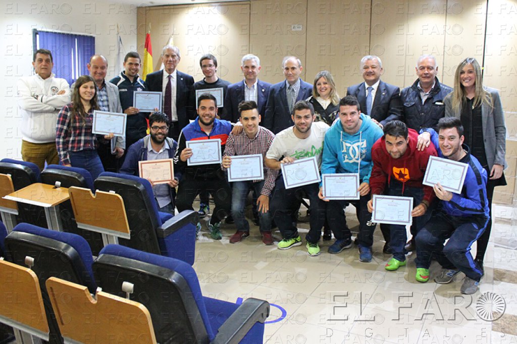 Los nuevos Técnicos Deportivos Nivel 1 de Fútbol reciben su diploma
