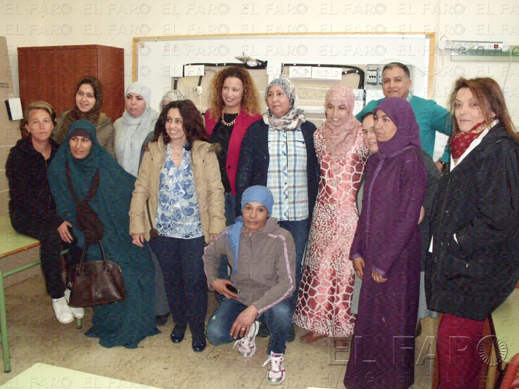 Moreno visita a un grupo de alumnas del curso de mantenimiento de edificios