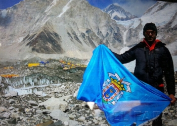 fotosmelilla 2016 04 14 DEPORTE MELILLA 24 01 Daniel Montoya pone la bandera de Melilla en la cima del Everest