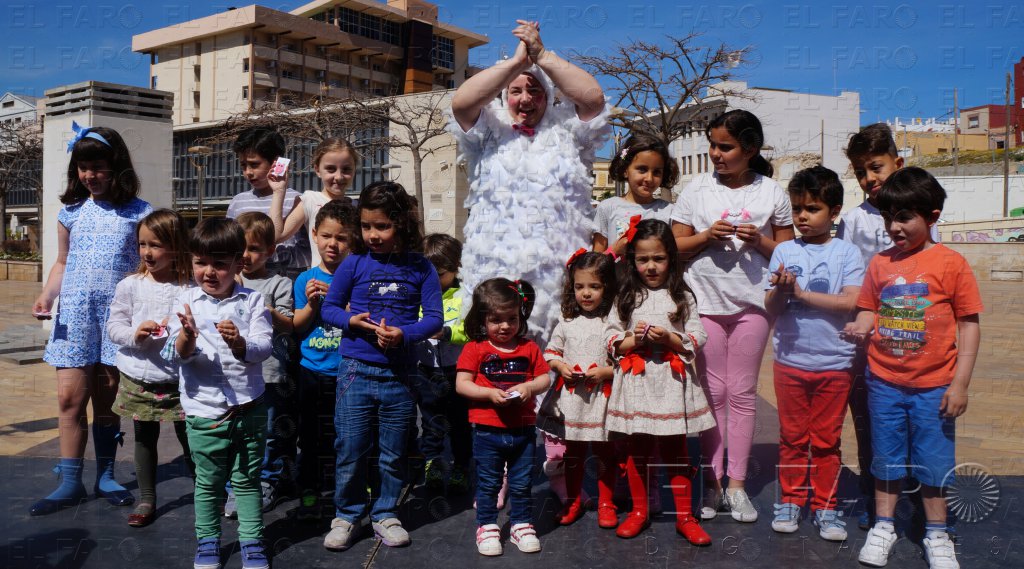 Una cuentacuentos y un taller entretiene a una veintena de niños en el Día del Libro